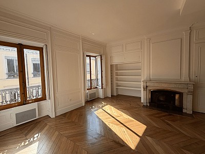 APPARTEMENT T4 A LOUER - LYON 1ER ARRONDISSEMENT Terreaux-Bat-d-Argent - 71.65 m2 - 1 675,74 &euro; charges comprises par mois