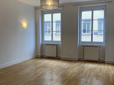 APPARTEMENT T4 A LOUER - LYON 4EME ARRONDISSEMENT Place Croix Rousse-Austerlitz - 93 m2 - 1422 € charges comprises par mois