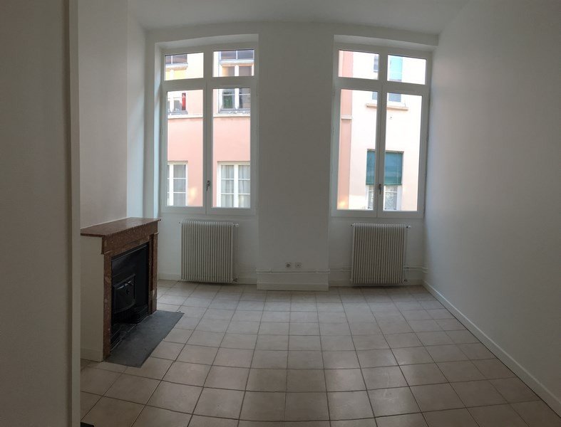 STUDIO A LOUER - LYON 1ER ARRONDISSEMENT Annonciade-Saint-Benoit - 42.28 m2 - 587 &euro; charges comprises par mois