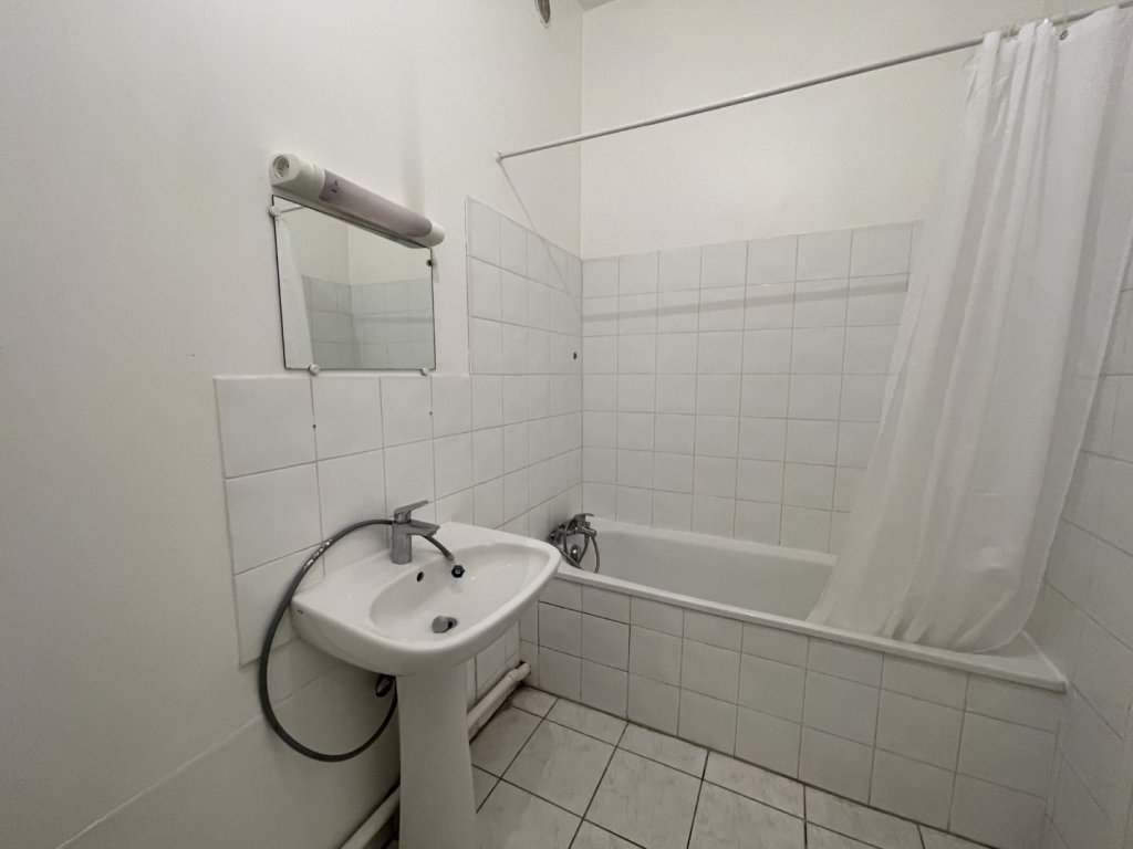 STUDIO A LOUER - LYON 1ER ARRONDISSEMENT Normale-Chartreux - 45.09 m2 - 850 € charges comprises par mois