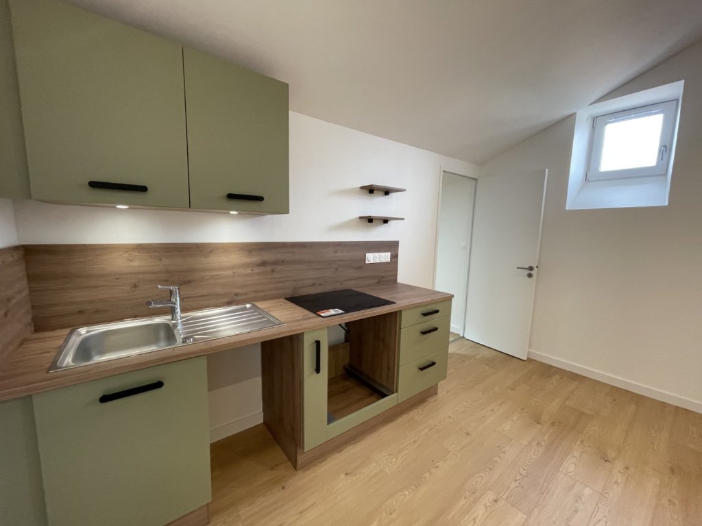 STUDIO A LOUER - LYON 4EME ARRONDISSEMENT Cuire Canuts - 31.49 m2 - 750 &euro; charges comprises par mois