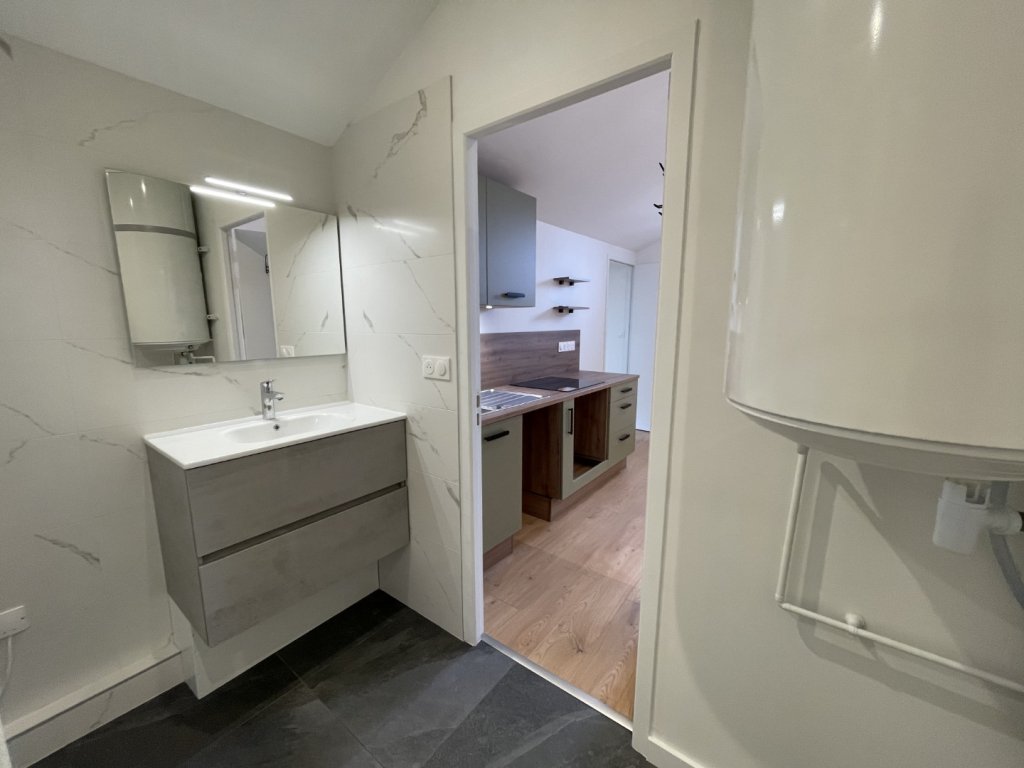 STUDIO A LOUER - LYON 4EME ARRONDISSEMENT Cuire Canuts - 31.49 m2 - 750 &euro; charges comprises par mois