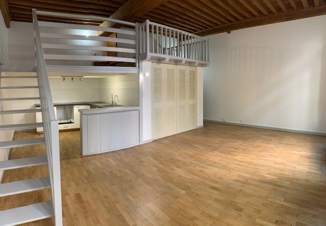 STUDIO A LOUER - LYON 4EME ARRONDISSEMENT Place Croix Rousse-Austerlitz - 38.7 m2 - 791 &euro; charges comprises par mois