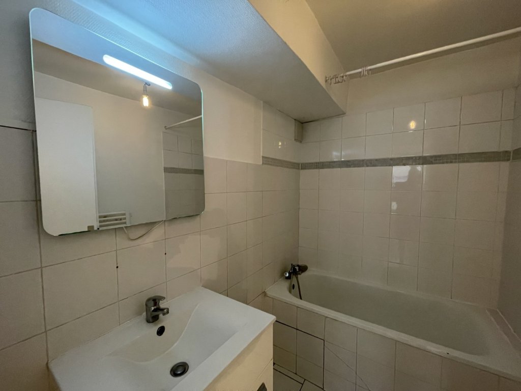 APPARTEMENT T2 A LOUER - LYON 1ER ARRONDISSEMENT Normale-Chartreux - 52.04 m2 - 900 &euro; charges comprises par mois