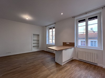 APPARTEMENT T2 A LOUER - LYON 4EME ARRONDISSEMENT Place Croix Rousse-Austerlitz - 52.39 m2 - 985 € charges comprises par mois