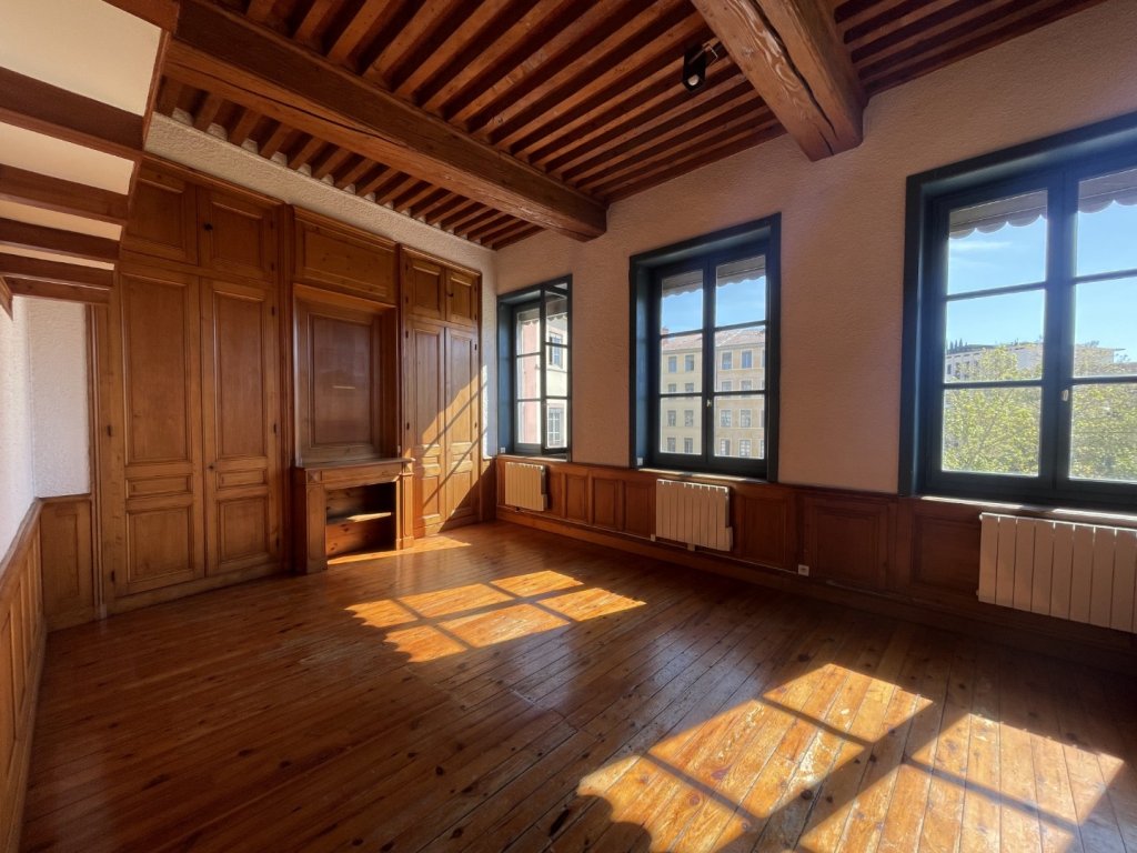 APPARTEMENT T2 A LOUER - LYON 4EME ARRONDISSEMENT Place Croix Rousse-Austerlitz - 57.8 m2 - 837 &euro; charges comprises par mois