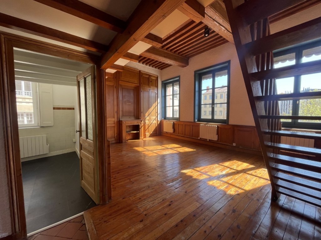 APPARTEMENT T2 A LOUER - LYON 4EME ARRONDISSEMENT Place Croix Rousse-Austerlitz - 57.8 m2 - 837 &euro; charges comprises par mois