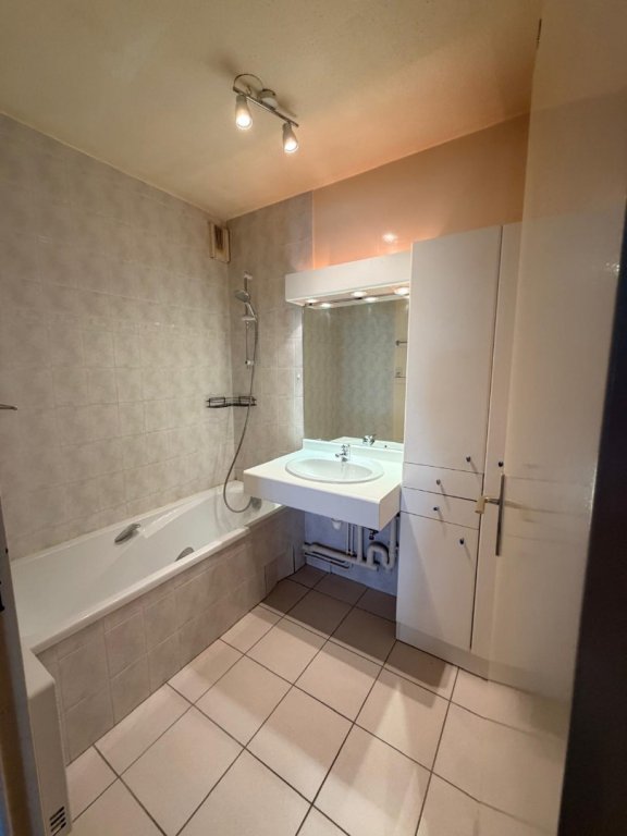 APPARTEMENT T2 A LOUER - LYON 4EME ARRONDISSEMENT Deleuvre-Henon - 54.22 m2 - 930 &euro; charges comprises par mois