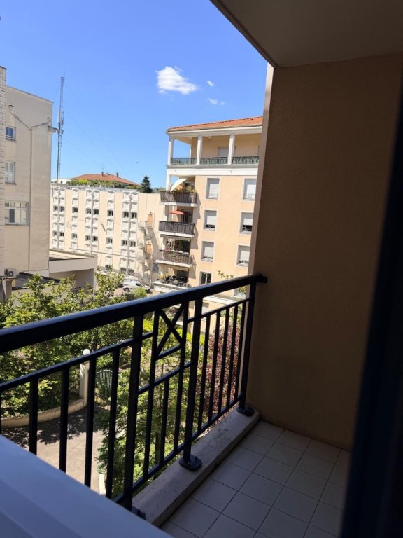 APPARTEMENT T2 A LOUER - LYON 4EME ARRONDISSEMENT Deleuvre-Henon - 54.22 m2 - 930 &euro; charges comprises par mois
