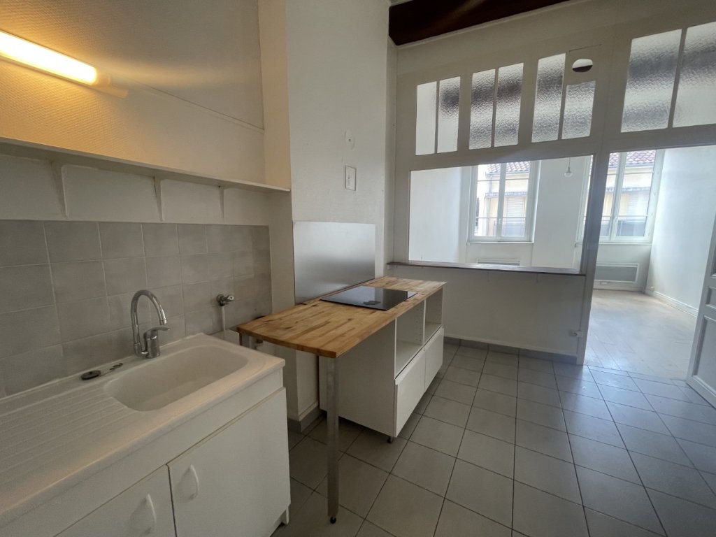 APPARTEMENT T2 A LOUER - LYON 4EME ARRONDISSEMENT Cdt Arnaud-Dumont d Urville - 62.26 m2 - 984 &euro; charges comprises par mois