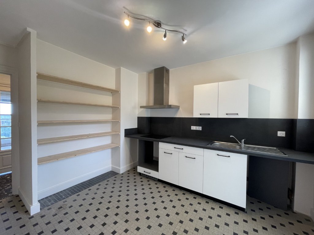 APPARTEMENT T3 A LOUER - CALUIRE ET CUIRE Saint-Clair - 64.6 m2 - 1 235 &euro; charges comprises par mois