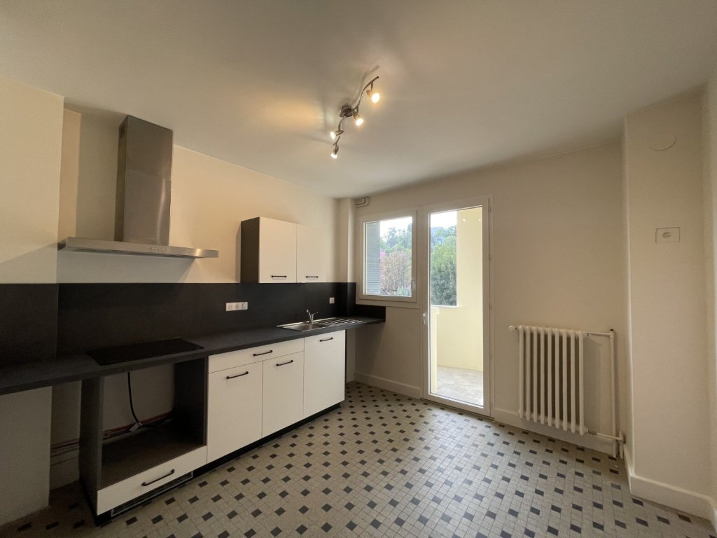 APPARTEMENT T3 A LOUER - CALUIRE ET CUIRE Saint-Clair - 64.6 m2 - 1 235 &euro; charges comprises par mois