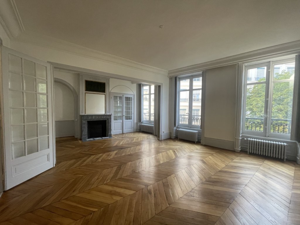 APPARTEMENT T3 A LOUER - LYON 1ER ARRONDISSEMENT Griffon-Royale - 122 m2 - 1 606 &euro; charges comprises par mois