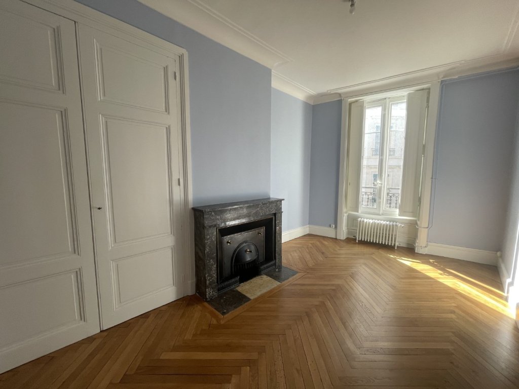 APPARTEMENT T3 A LOUER - LYON 1ER ARRONDISSEMENT Griffon-Royale - 122 m2 - 1 606 &euro; charges comprises par mois