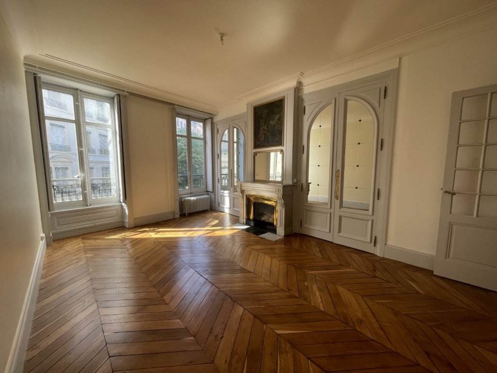 APPARTEMENT T3 A LOUER - LYON 1ER ARRONDISSEMENT Griffon-Royale - 122 m2 - 1 606 &euro; charges comprises par mois