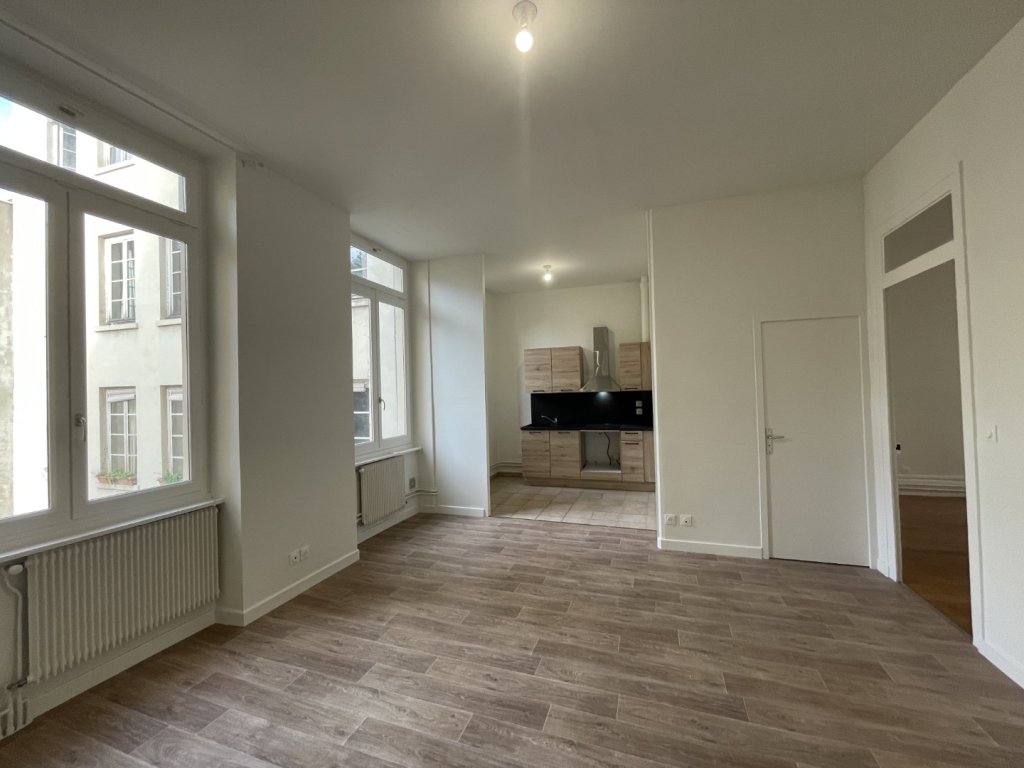 APPARTEMENT T3 A LOUER - LYON 1ER ARRONDISSEMENT Annonciade-Saint-Benoit - 61.36 m2 - 1 027 &euro; charges comprises par mois