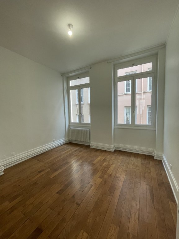 APPARTEMENT T3 A LOUER - LYON 1ER ARRONDISSEMENT Annonciade-Saint-Benoit - 61.36 m2 - 1 027 &euro; charges comprises par mois