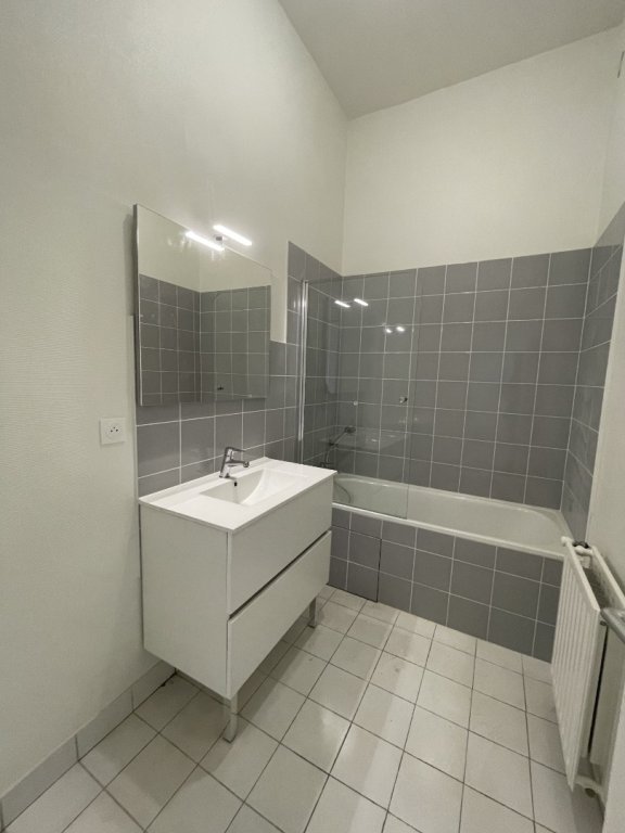 APPARTEMENT T3 A LOUER - LYON 1ER ARRONDISSEMENT Annonciade-Saint-Benoit - 61.36 m2 - 1 027 &euro; charges comprises par mois