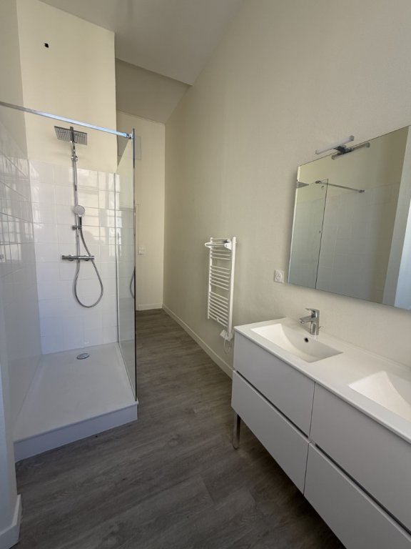 APPARTEMENT T3 A LOUER - LYON 1ER ARRONDISSEMENT Annonciade-Saint-Benoit - 67.23 m2 - 1 450 &euro; charges comprises par mois