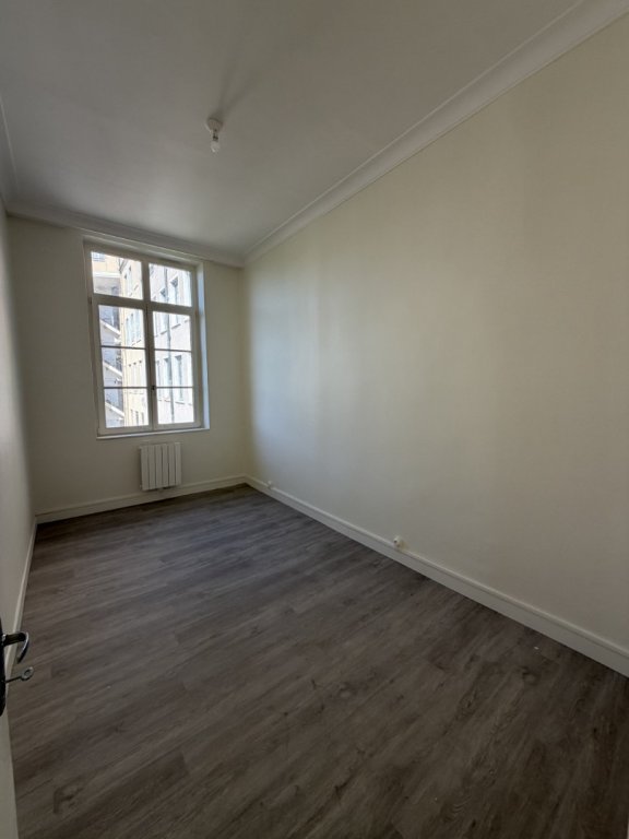 APPARTEMENT T3 A LOUER - LYON 1ER ARRONDISSEMENT Annonciade-Saint-Benoit - 67.23 m2 - 1 450 &euro; charges comprises par mois