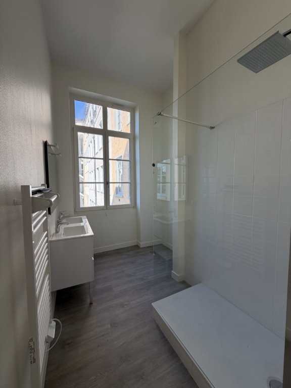 APPARTEMENT T3 A LOUER - LYON 1ER ARRONDISSEMENT Annonciade-Saint-Benoit - 67.23 m2 - 1 450 &euro; charges comprises par mois