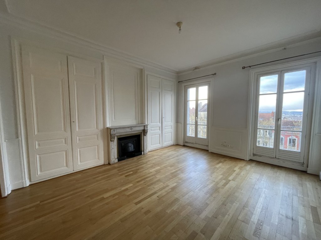 APPARTEMENT T3 A LOUER - LYON 4EME ARRONDISSEMENT Mairie-Tabareau - 82.07 m2 - 1 303,90 &euro; charges comprises par mois