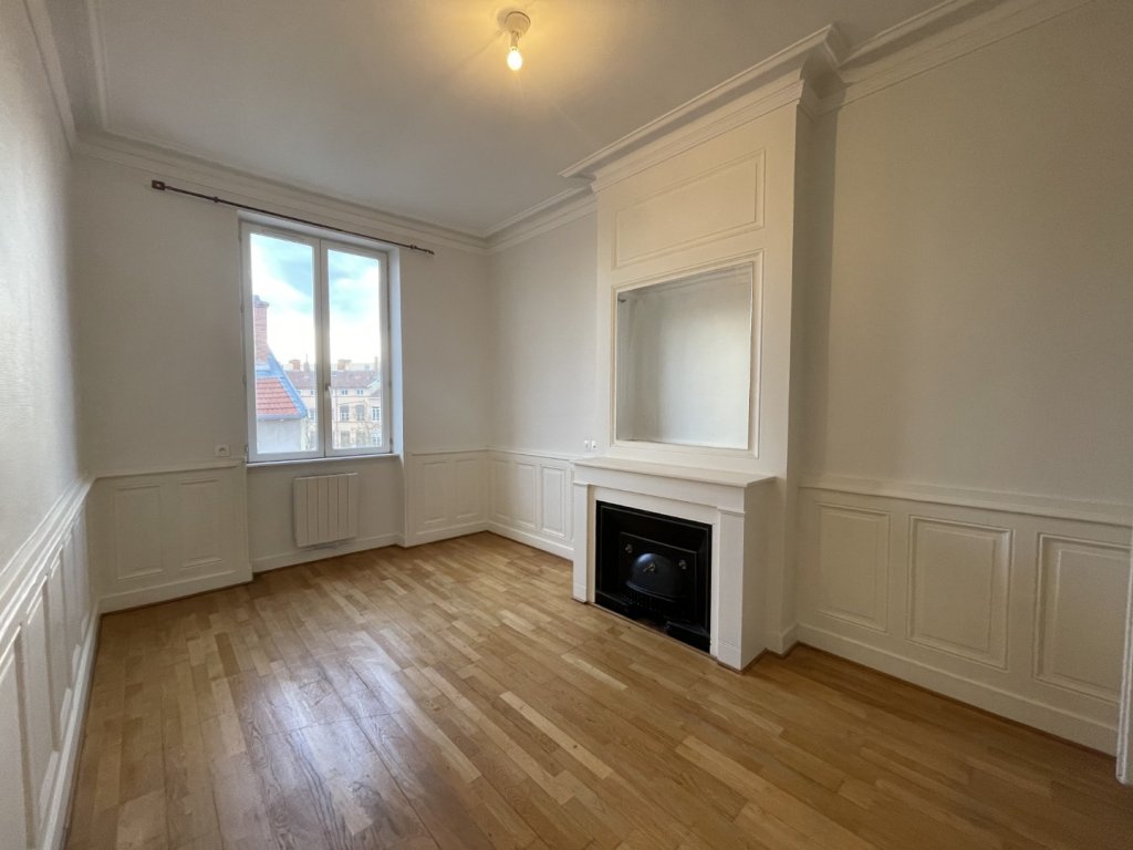APPARTEMENT T3 A LOUER - LYON 4EME ARRONDISSEMENT Mairie-Tabareau - 82.07 m2 - 1 303,90 &euro; charges comprises par mois
