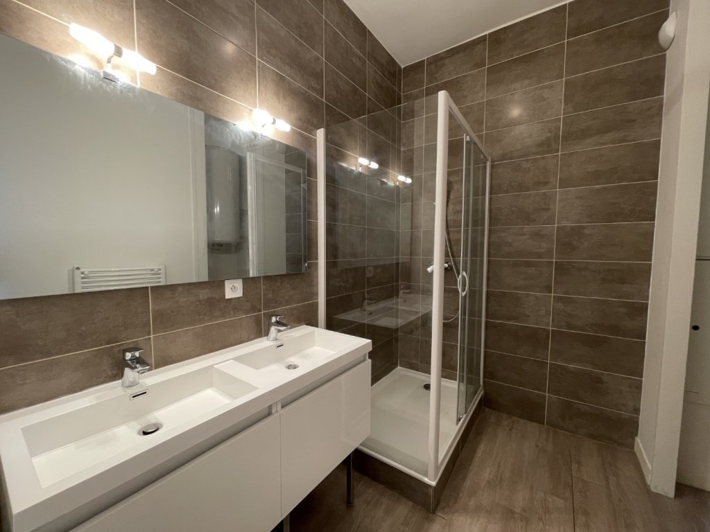 APPARTEMENT T3 A LOUER - LYON 4EME ARRONDISSEMENT Mairie-Tabareau - 82.07 m2 - 1 303,90 &euro; charges comprises par mois