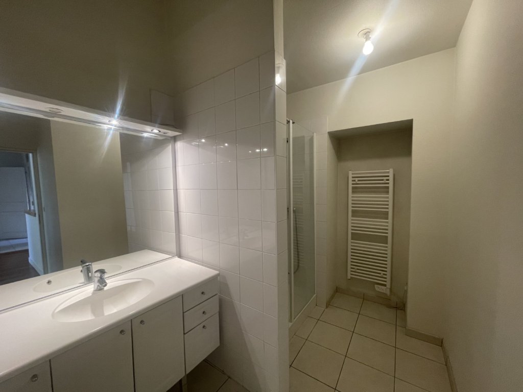 APPARTEMENT T3 A LOUER - LYON 4EME ARRONDISSEMENT Grande Rue-Bertone - 61.01 m2 - 846 &euro; charges comprises par mois