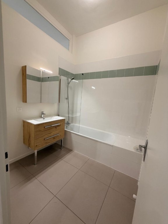 APPARTEMENT T3 A LOUER - LYON 4EME ARRONDISSEMENT Place Croix Rousse-Austerlitz - 78.15 m2 - 1�180�&euro; charges comprises par mois