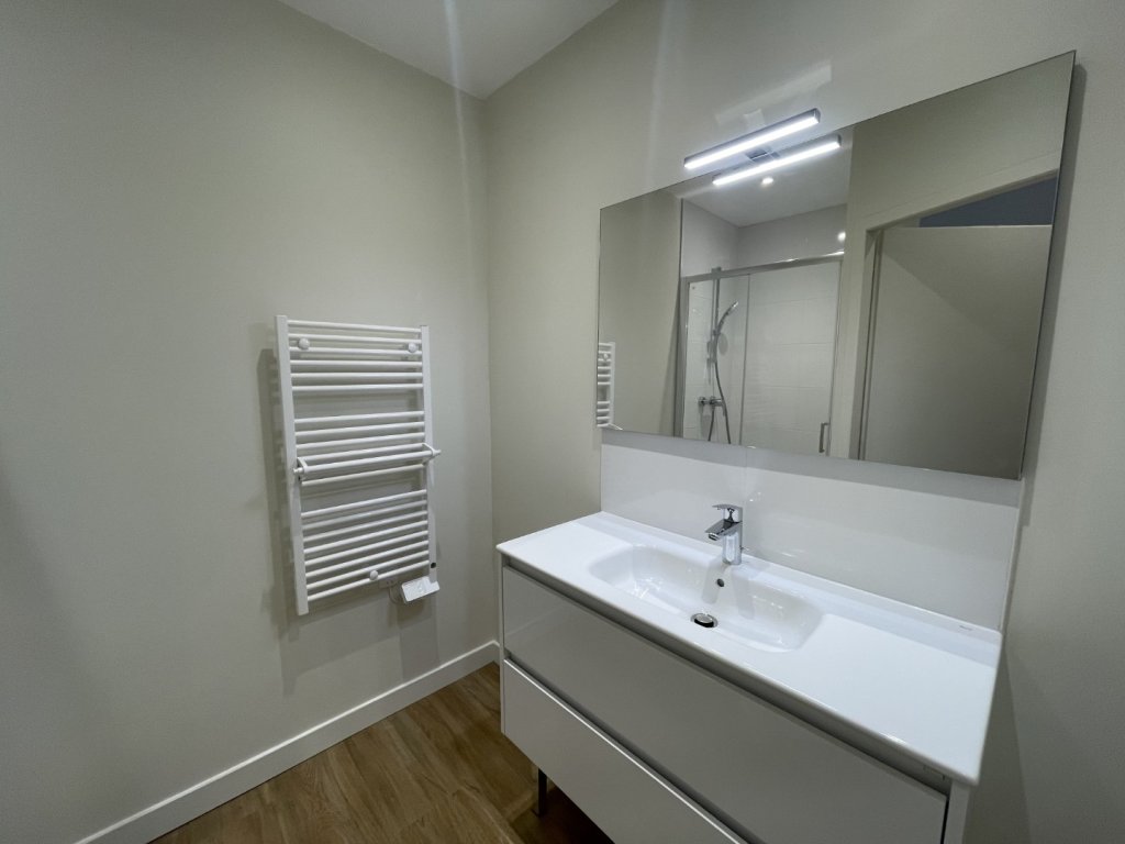 APPARTEMENT T3 A LOUER - LYON 4EME ARRONDISSEMENT Place Croix Rousse-Austerlitz - 68.1 m2 - 1�250�&euro; charges comprises par mois