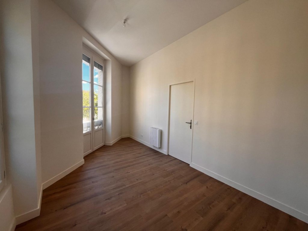 APPARTEMENT T3 A LOUER - LYON 4EME ARRONDISSEMENT Place Croix Rousse-Austerlitz - 70.17 m2 - 1 140 &euro; charges comprises par mois