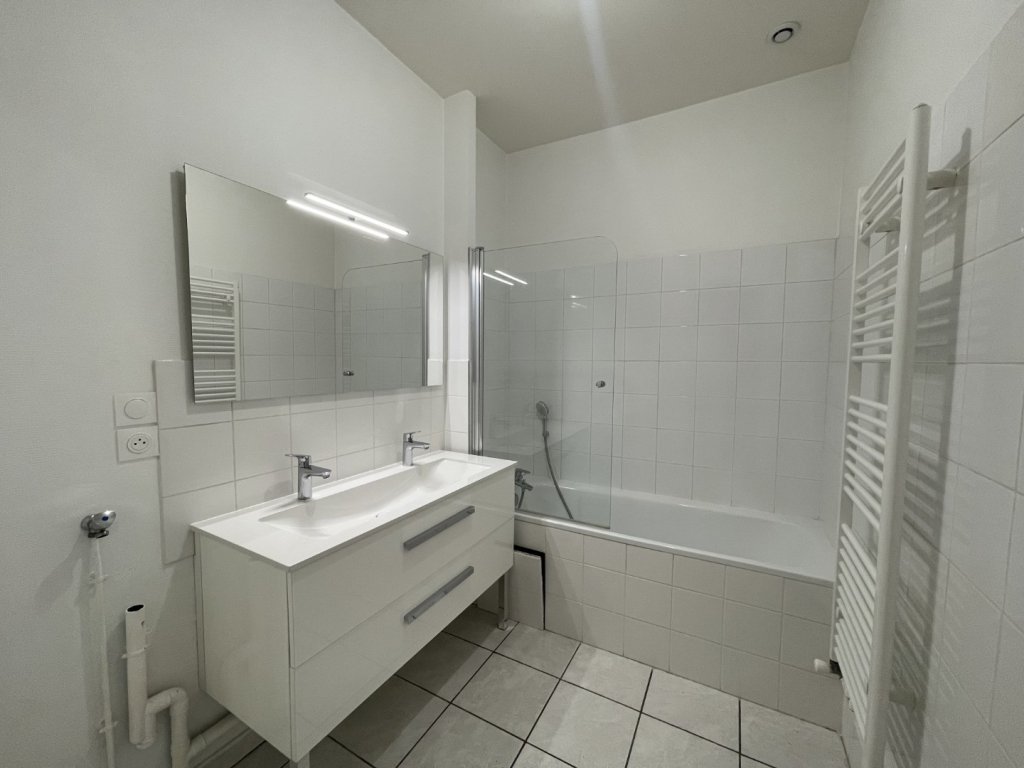 APPARTEMENT T3 A LOUER - LYON 4EME ARRONDISSEMENT Mairie-Tabareau - 80.48 m2 - 1 463 &euro; charges comprises par mois