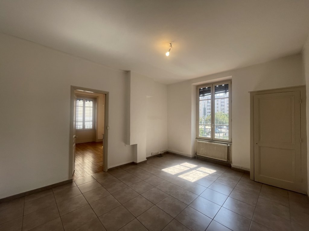 APPARTEMENT T3 A LOUER - VILLEURBANNE Espace-Central - 70.84 m2 - 847 &euro; charges comprises par mois