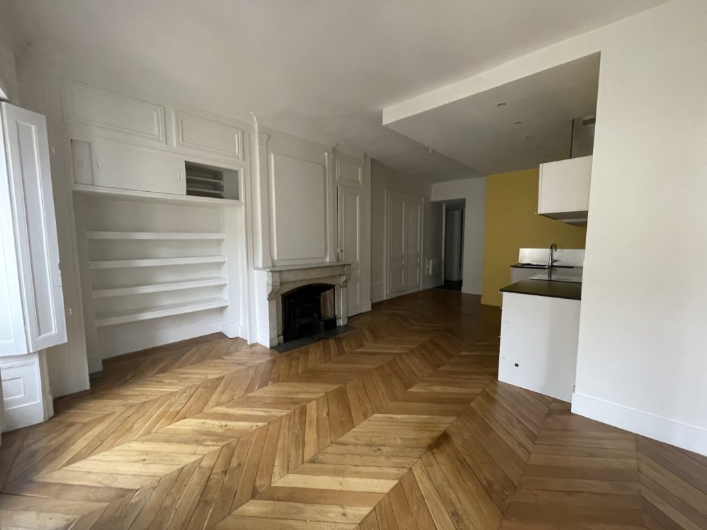 APPARTEMENT T4 A LOUER - LYON 1ER ARRONDISSEMENT Terreaux-Bat-d-Argent - 71.65 m2 - 1 675,74 &euro; charges comprises par mois