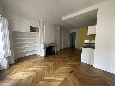 APPARTEMENT T4 A LOUER - LYON 1ER ARRONDISSEMENT Terreaux-Bat-d-Argent - 71.65 m2 - 1 675,74 € charges comprises par mois