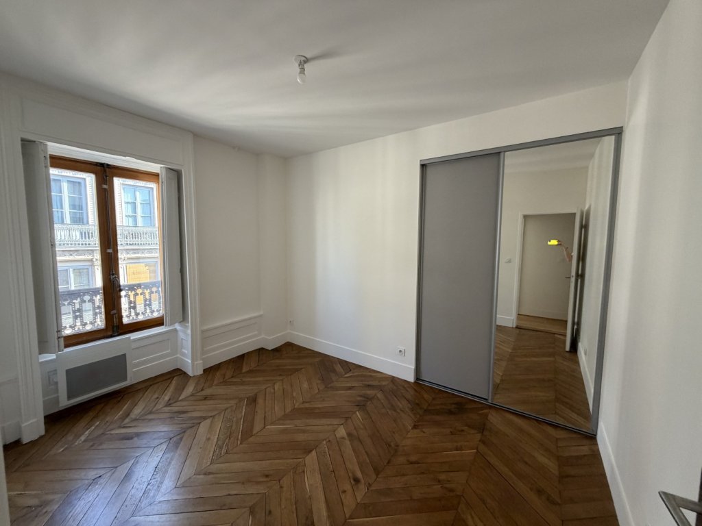 APPARTEMENT T4 A LOUER - LYON 1ER ARRONDISSEMENT Terreaux-Bat-d-Argent - 71.65 m2 - 1 675,74 &euro; charges comprises par mois