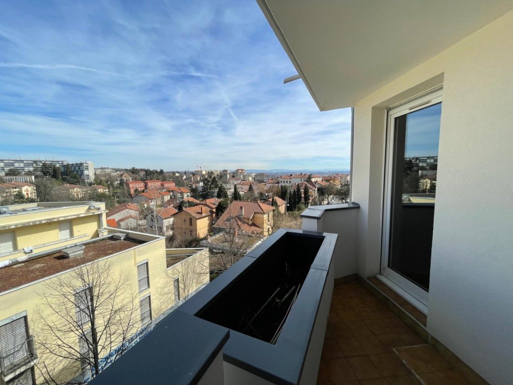 APPARTEMENT T4 A LOUER - LYON 4EME ARRONDISSEMENT Boucle Louis Thevenet - 90.98 m2 - 1 863 &euro; charges comprises par mois