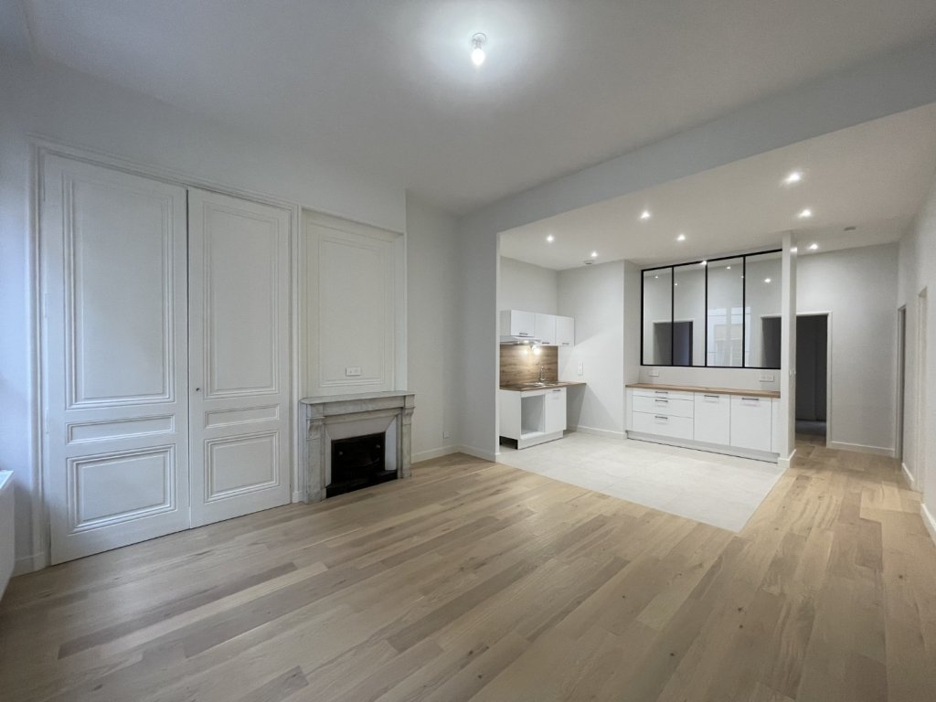 APPARTEMENT T4 A LOUER - LYON 4EME ARRONDISSEMENT Mairie-Tabareau - 93.24 m2 - 1 590 &euro; charges comprises par mois