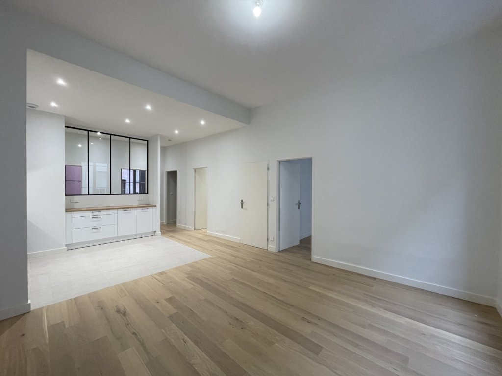 APPARTEMENT T4 A LOUER - LYON 4EME ARRONDISSEMENT Mairie-Tabareau - 93.24 m2 - 1 590 &euro; charges comprises par mois