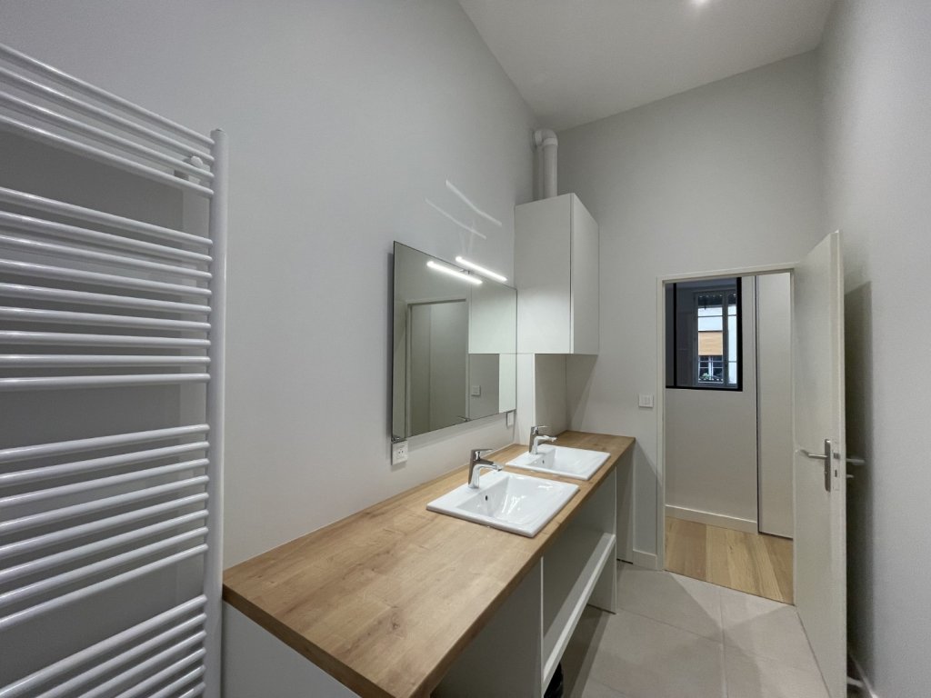 APPARTEMENT T4 A LOUER - LYON 4EME ARRONDISSEMENT Mairie-Tabareau - 93.24 m2 - 1 590 &euro; charges comprises par mois