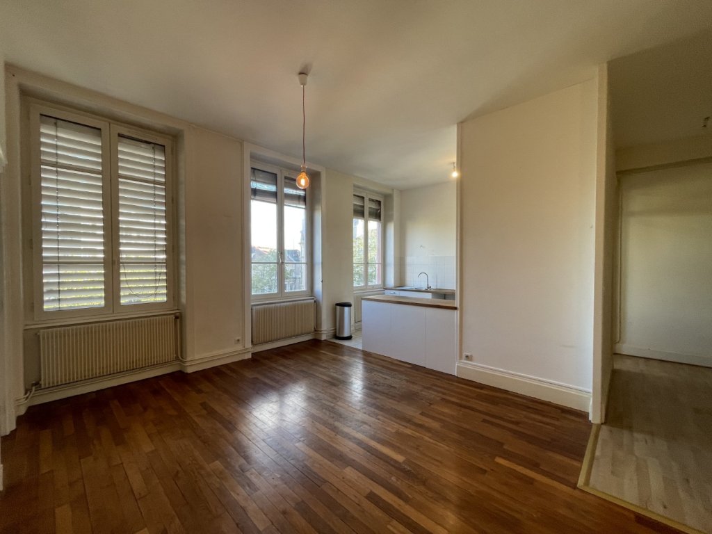 APPARTEMENT T4 A LOUER - LYON 4EME ARRONDISSEMENT Place Croix Rousse-Austerlitz - 118.96 m2 - 1 628 &euro; charges comprises par mois