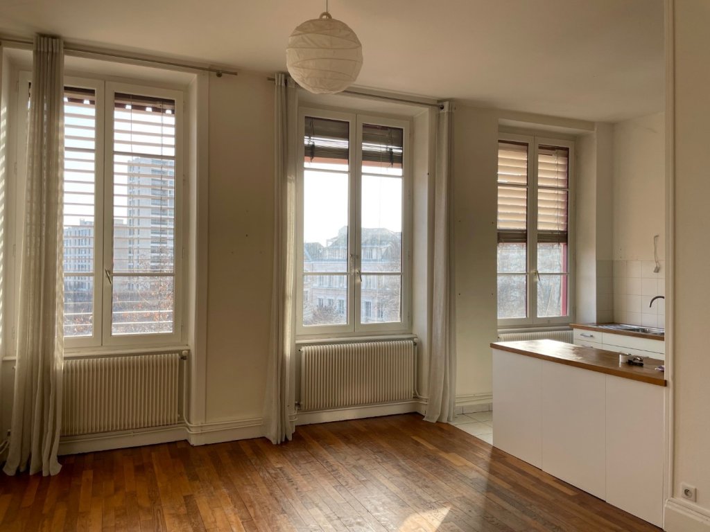 APPARTEMENT T4 A LOUER - LYON 4EME ARRONDISSEMENT Place Croix Rousse-Austerlitz - 118.96 m2 - 1 628 &euro; charges comprises par mois