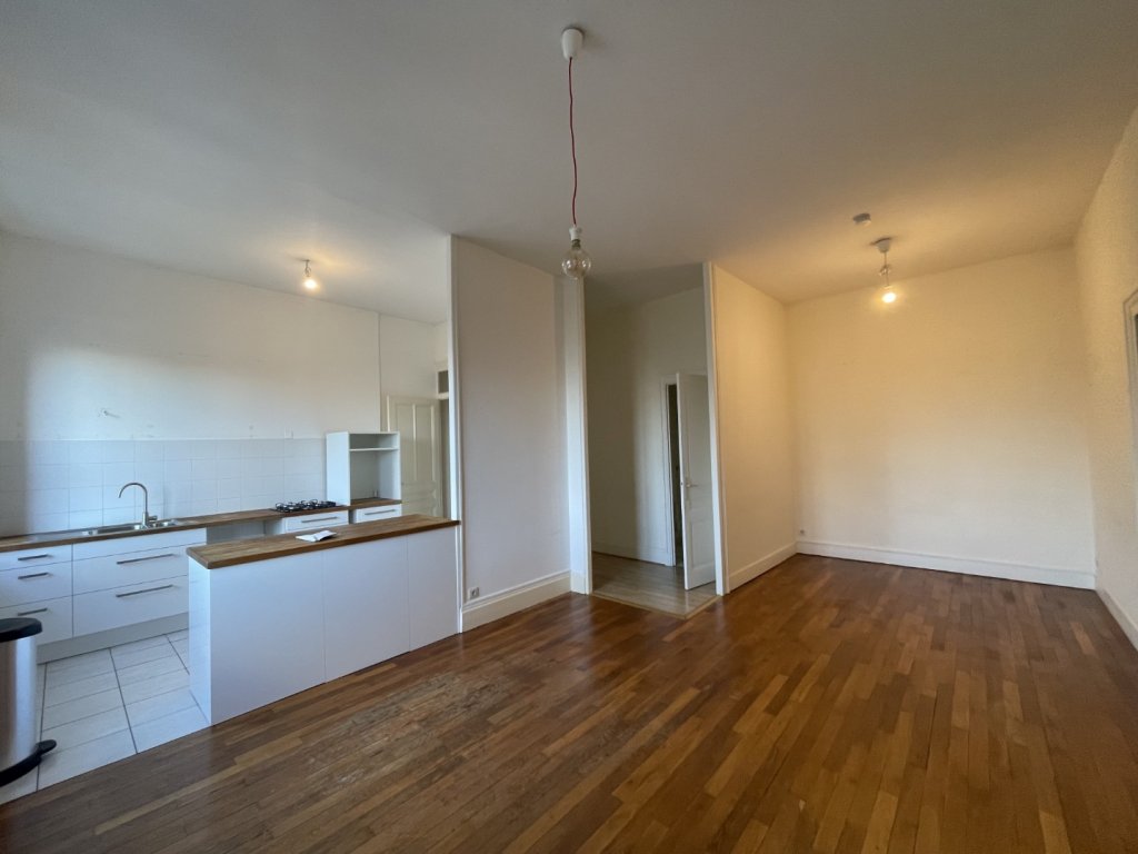 APPARTEMENT T4 A LOUER - LYON 4EME ARRONDISSEMENT Place Croix Rousse-Austerlitz - 118.96 m2 - 1 628 &euro; charges comprises par mois