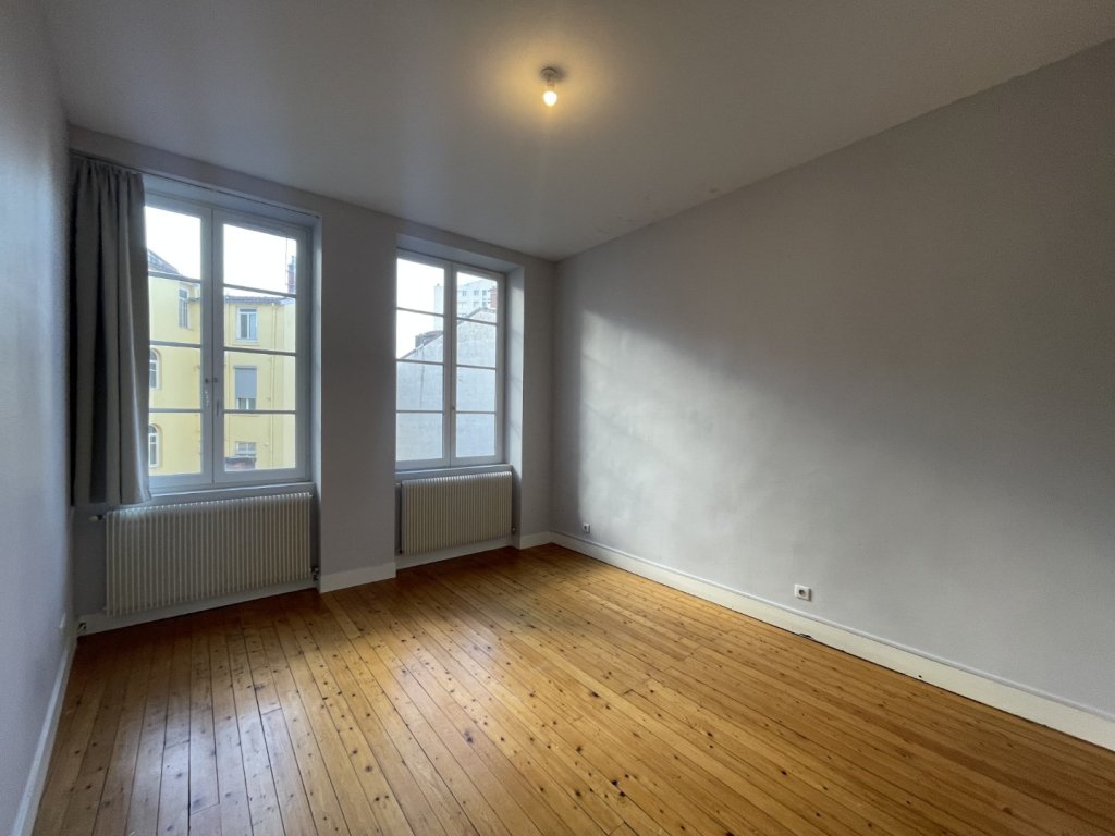 APPARTEMENT T4 A LOUER - LYON 4EME ARRONDISSEMENT Place Croix Rousse-Austerlitz - 118.96 m2 - 1 628 &euro; charges comprises par mois