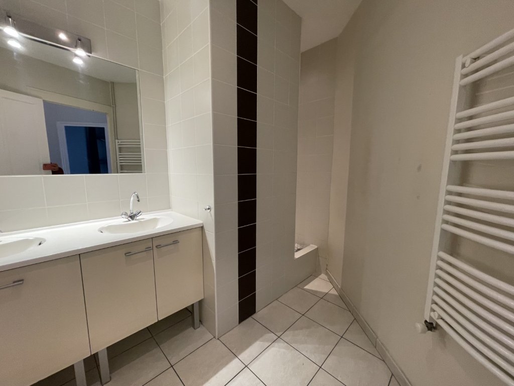 APPARTEMENT T4 A LOUER - LYON 4EME ARRONDISSEMENT Place Croix Rousse-Austerlitz - 118.96 m2 - 1 628 &euro; charges comprises par mois