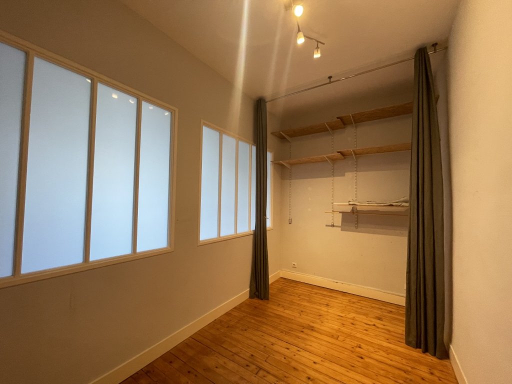 APPARTEMENT T4 A LOUER - LYON 4EME ARRONDISSEMENT Place Croix Rousse-Austerlitz - 118.96 m2 - 1 628 &euro; charges comprises par mois
