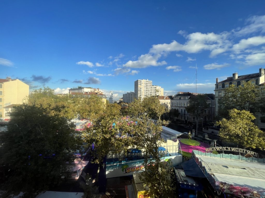 APPARTEMENT T4 A LOUER - LYON 4EME ARRONDISSEMENT Place Croix Rousse-Austerlitz - 118.96 m2 - 1 628 &euro; charges comprises par mois