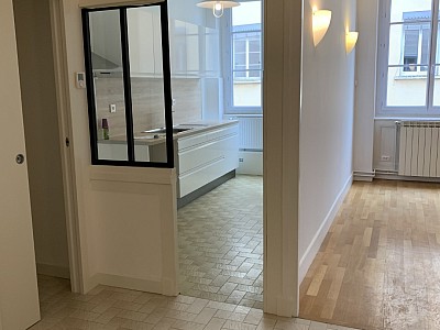 APPARTEMENT T4 A LOUER - LYON 4EME ARRONDISSEMENT Place Croix Rousse-Austerlitz - 93 m2 - 1422 € charges comprises par mois