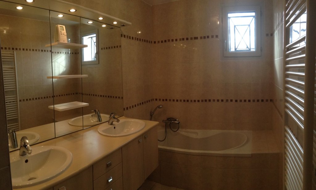 VILLA A LOUER - MONTANAY - 187.88 m2 - 2 089 &euro; charges comprises par mois